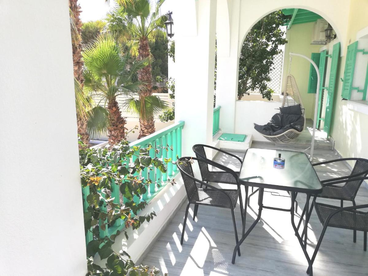 Kamari Beach Houses With Balcony And Garden エクステリア 写真